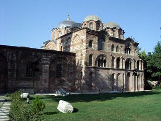 La iglesia de Theotokos Pammakaristos (hoy mezquita de Fetiye Camii), del siglo XIV, constituye un ejemplo de la arquitectura de la época de los Paleólogos.