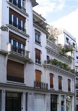 Edificio en el 26 de rue Vavin, París con su fachada escalonada que sirve como telón de fondo a la película El último tango en Paris (1912-1913)