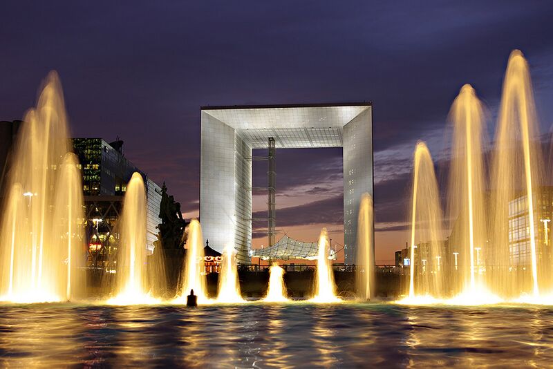 Archivo:Grande Arche de La Défense et fontaine.jpg