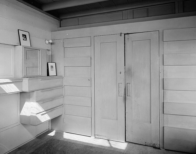 Archivo:Lovell House bedroom interior HABS CAL,30-NEWBE,1-10.jpg