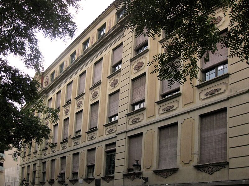 Archivo:Escola Milà i Fontanals, façana.jpg