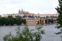 La catedral y el castillo junto al río Moldava.