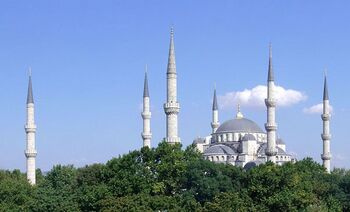 La Mezquita Azul en Estambul, Turquía con sus altos minaretes está considerada un ejemplo clásico de la arquitectura del Imperio Otomano.
