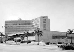 Ministerio de Comunicaciones, La Habana (1951-1954), junto con Ernesto Gómez Sampera.