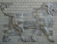 León en un panel decorativo de ladrillo perteneciente al palacio de Dario en Susa. Actualmente en el museo del Louvre. año 510 a. C.