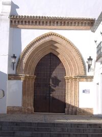 Tejaroz de ladrillo sobre Canes en portada de la Iglesia de San Bartolomé (Carmona).