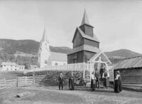 Fotografía de Axel Lindahl, ca 1885-1890. Al fondo, la iglesia moderna.
