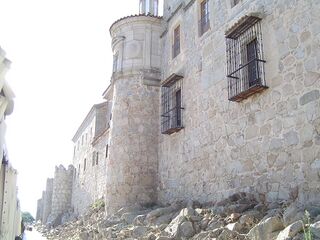 Fachada posterior del Palacio de los Dávila enclavado en la muralla.