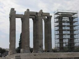 Templo de Zeus Olímpico, Atenas: puede verse el enorme tamaño de las coumnas.