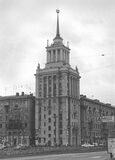 Edificio torre en avenida Moskovsky, San Petersburgo (1940-1953, en colaboración)