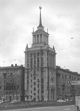 Edificio torre en avenida Moskovsky, San Petersburgo (1940-1953, en colaboración)