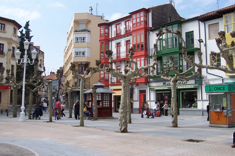 Archivo:Cantabria Santoña plaza san Antonio 02 oeste lou.JPG