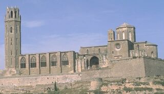 Vista general: la catedral es el grupo de edificios de la derecha; en el oeste el claustro, delante de la iglesia en una disposición extraña que recuerda los antepatios en las mezquitas árabes; más al oeste está el campanario.
