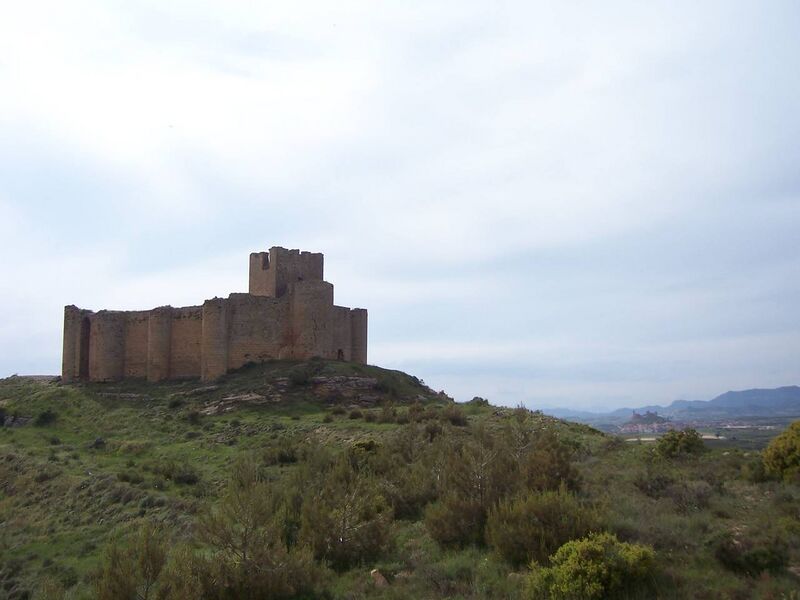 Archivo:Castillo de Davalillo y al fondo Castillo de San Vicente de la Sonsierra.JPG