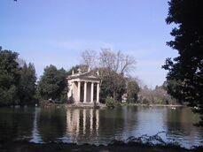 Jardín del lago con templo de Esculapio