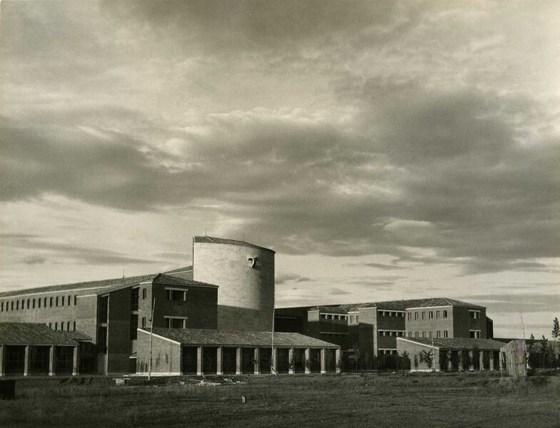 Archivo:Fotografía histórica del colegio.jpg