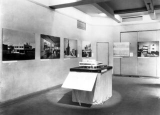 Sala 2 de la exposición "Modern Architecture: International Exhibition" en el MoMA