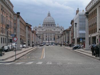 Vista peatonal de la Via della Conciliazione. Nótese que la cúpula de la basílica no está centrada en el eje de la avenida, ya que Piacentini prefirió centrar el obelisco, trasladado por orden del papa Sixto V.