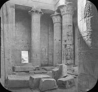 Capiteles palmiformes en Templo de Isis [2]