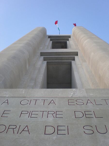 Archivo:Terragni.MonumentoCaidosComo.4.jpg