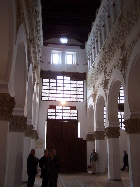 Archivo:Nave & columns, Toledo synagogue, Spain, ZM.JPG