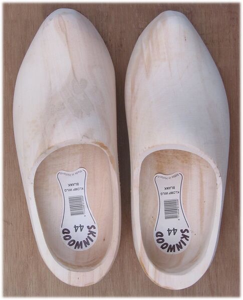Archivo:Wooden Shoes-willow-plain wood.jpg