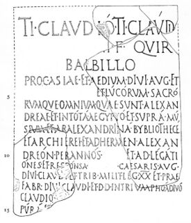 Inscripicón de Tiberio Claudio Balbilo, confirmando la existencia de la Biblioteca en el siglo I, tal como afirman las fuentes clásicas.