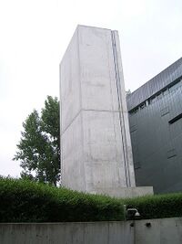 Vista exterior de la "Torre del Holocausto".