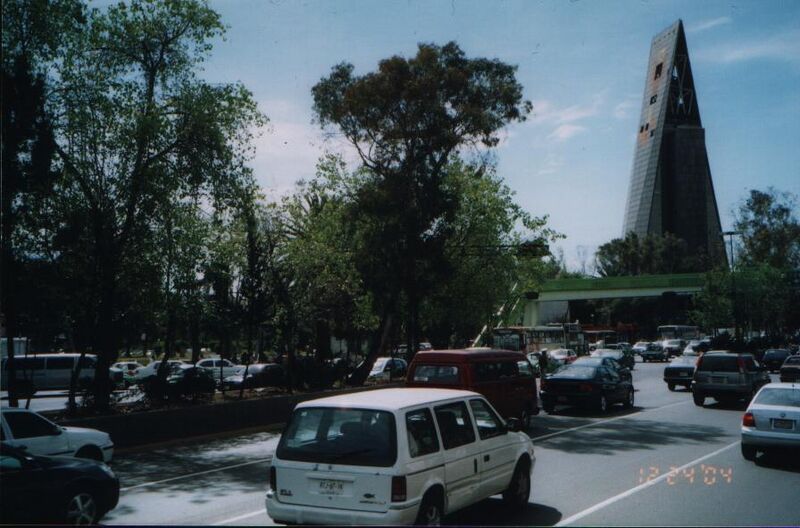 Archivo:Avenida Insurgentes - Torre Tlatelolco.JPG