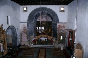 Ábside iglesia San miguel de Bárcena.jpg
