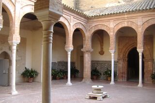 Arcos peraltados en el Claustrillo del Monasterio de la Cartuja de Sevilla.