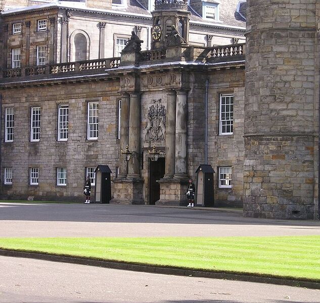 Archivo:Guards at Holyroodhouse.jpg