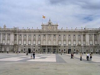 Fachada sur del Palacio Real de Madrid, con la Plaza de la Armería en primer plano.