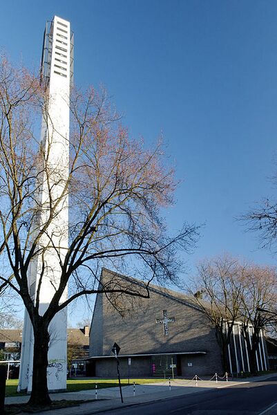 Archivo:Petruskirche in Duesseldorf-Unterrath, von Nordwesten.jpg