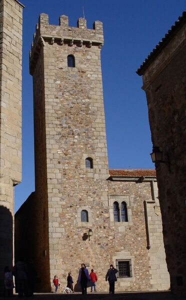 Archivo:Caceres torre del palacio de las Ciguenas.jpg
