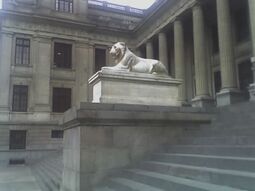 Uno de los leones que adornan la entrada del Palacio de Justicia