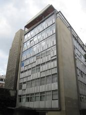 Fachada de edificio de viviendas en Plaza Mozart (arquitecto: Lionel Mirabeau), París (1953-1954)