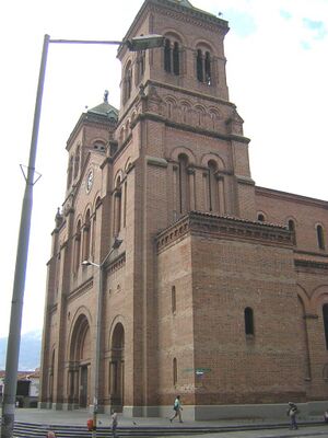 Catedral Metropolitana de Medellin -Exterior2.JPG