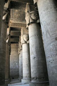 Columnas de la sala hipóstila del templo de Dendera (Egipto)