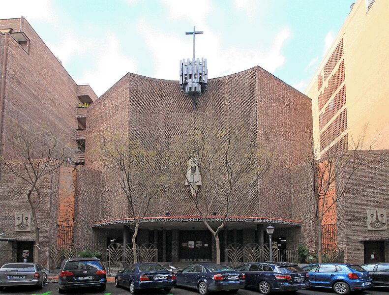 Archivo:Iglesia de Santa María del Monte Carmelo (Madrid) 01.jpg