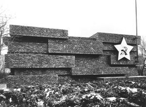 Ludwig Mies van der Rohe, Monumento a Rosa Luxemburg y Karl Liebknecht.1.jpg