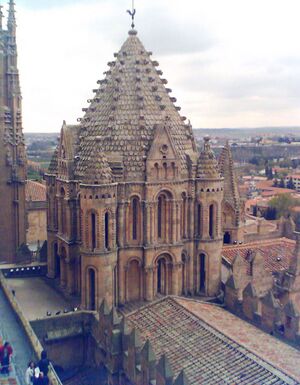 Exterior cimborrio catedral vieja Salamanca.jpg