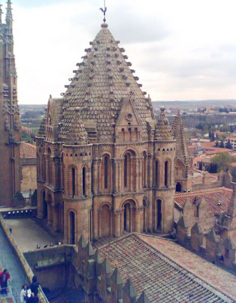 Archivo:Exterior cimborrio catedral vieja Salamanca.jpg