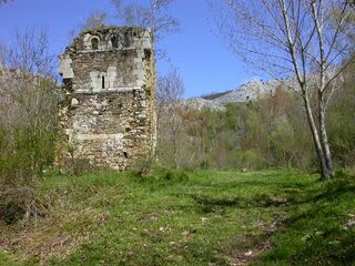 Ruinas del Monasterio de San Román de Entrepeñas, en la imagen se puede apreciar el torreón, único vestigio de su antiguo esplendor.