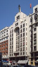 Fachada de edificio de viviendas para el Banco Hispano de Emilio Ortiz de Villajos de 1930, Madrid (1943-1944)