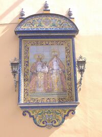 Retablo cerámico exterior con Santa Ana, la Virgen y el Niño.