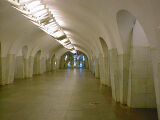 Estación de metro Shabolovskaya - Hall central con vidriera al fondo.