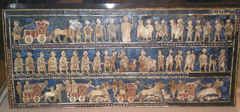 El Estandarte de Ur fue hallado en una tumba perteneciente a los siglos XXVII-XXV, en el período Dinástico Arcaico. Representa diversas escenas de la vida cotidiana y de guerra.