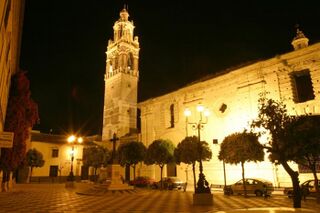 Fachada y torre de la Iglesia Mayor de Santa Cruz[1].
