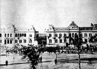 Los edificios de gobierno (izq.) y correos (der.) antes de su unificación por el arquitecto Tamburini. Compárese con la imagen actual más arriba
